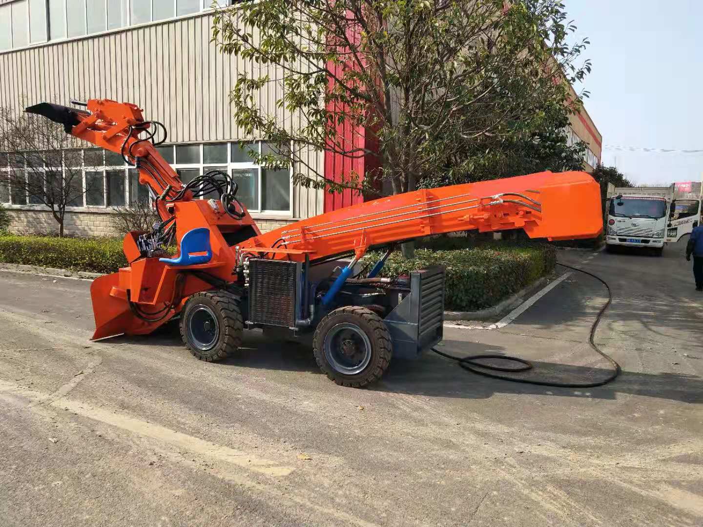 您知道扒渣機(jī)液壓油什么時(shí)候該怎樣更換嗎？